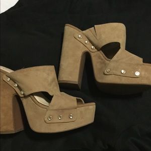 Jessica Simpson plataforma mules